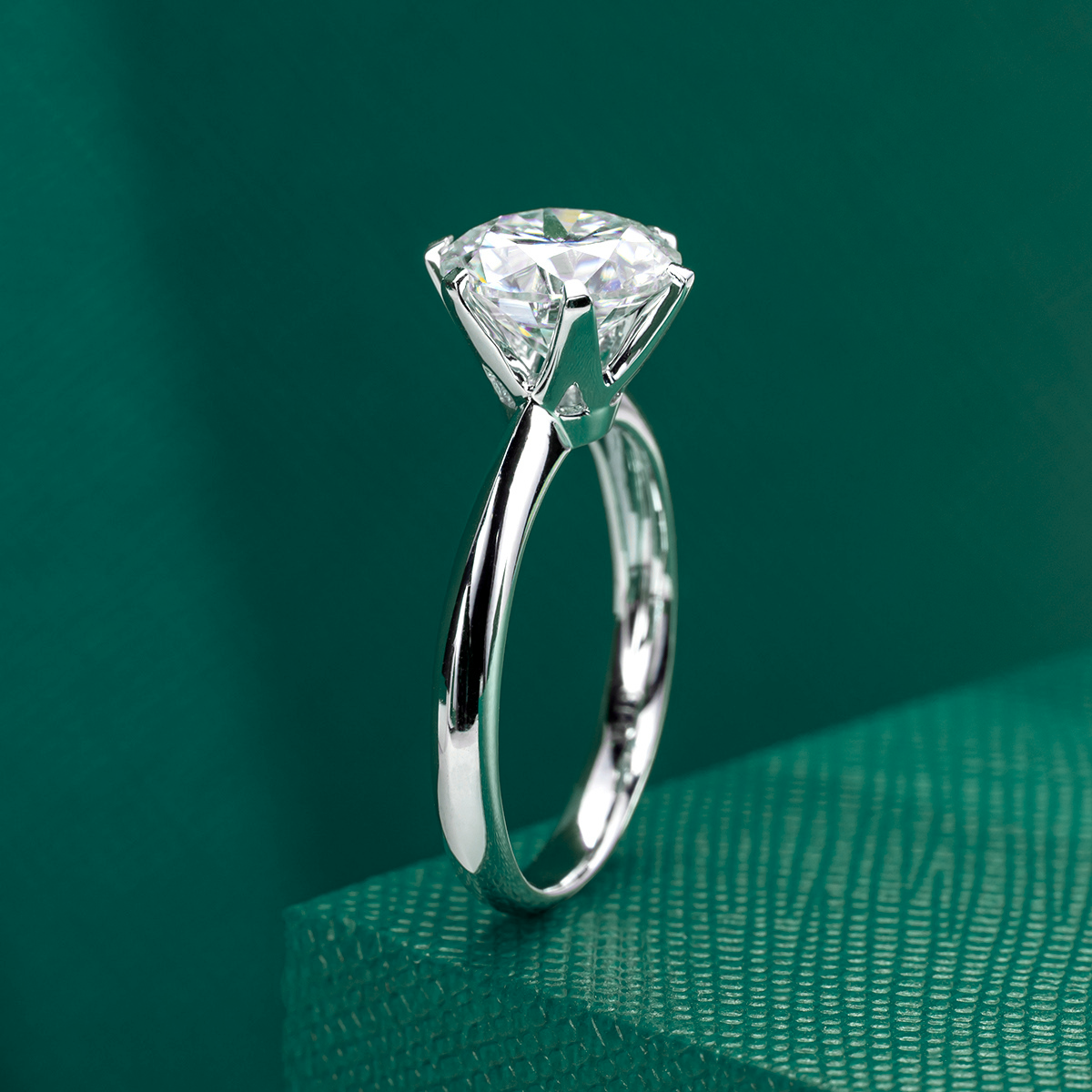 Anel Solitário Moissanite em Prata 925 com Banho de Ouro Branco 18k Luar Aurora Eterna