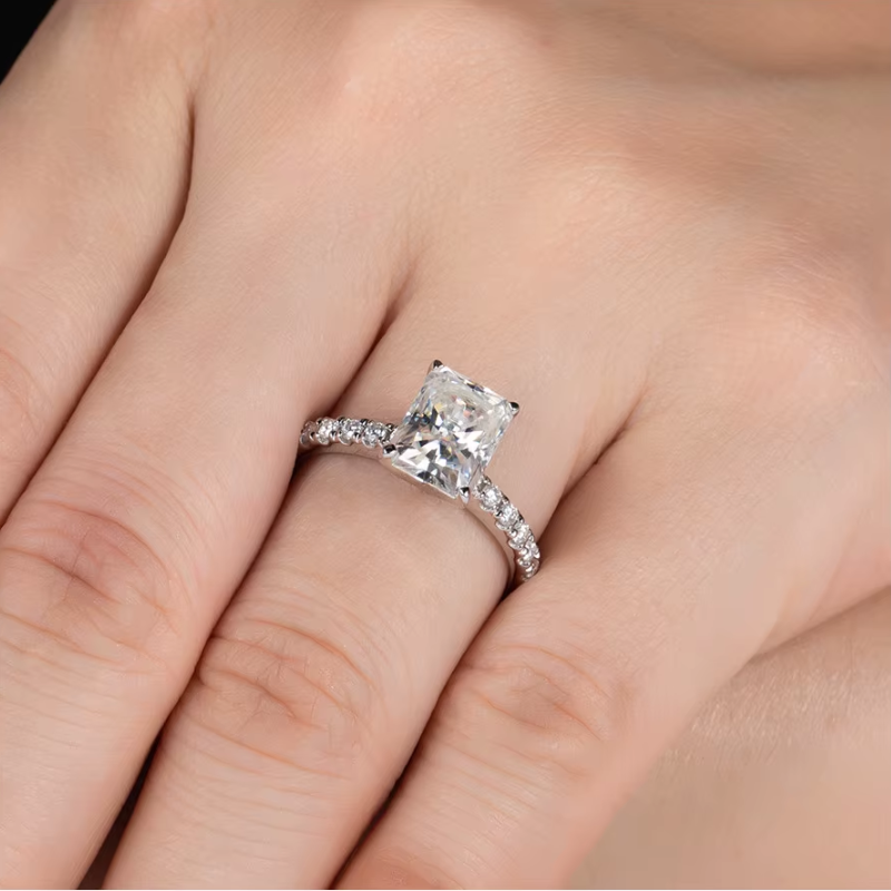Anel Solitário Moissanite com Aro Cravejado Luar Valeria