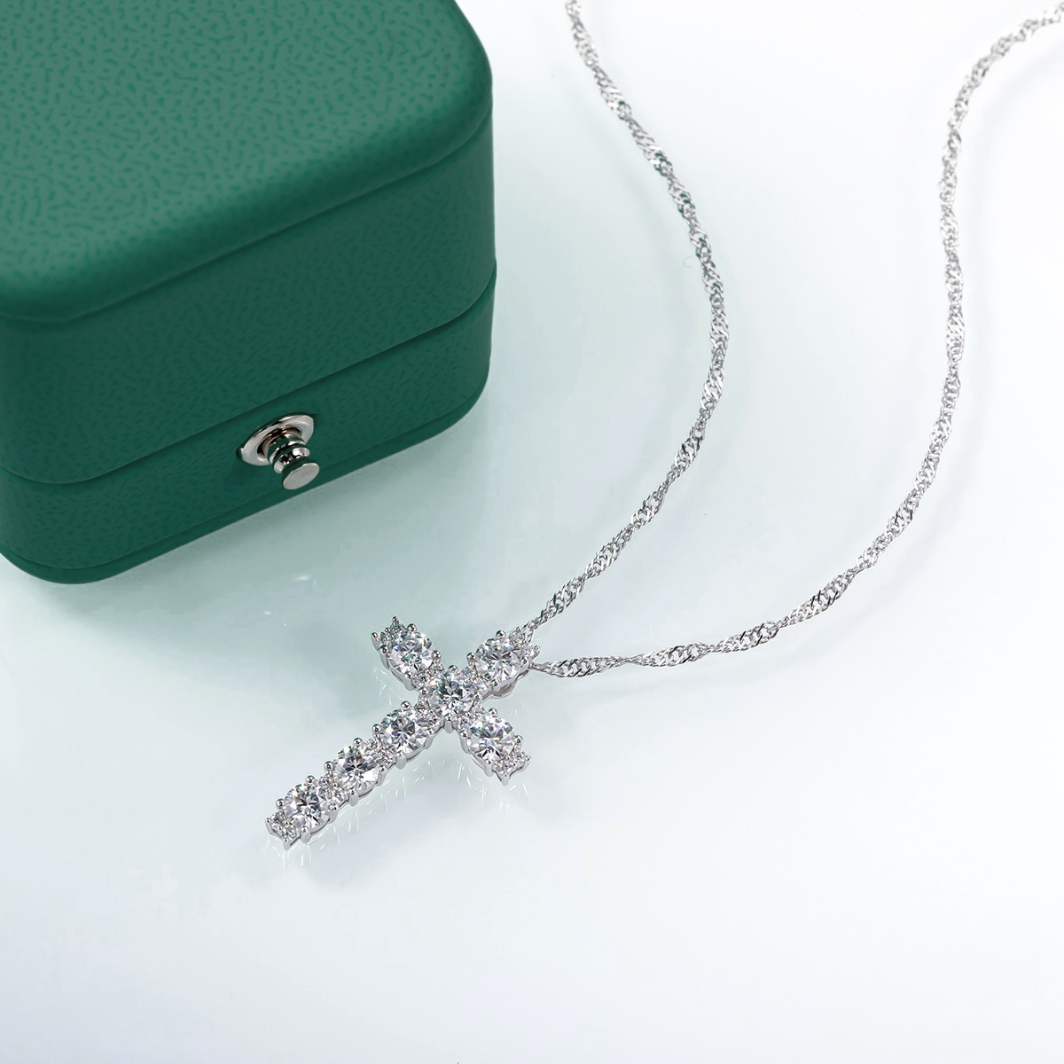Colar Crucifixo Luxo em Prata 925 com Moissanite Luar Brilho Eterno Luar