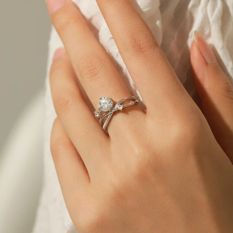Anel Entrelaçado Moissanite com Banho de Ouro Prata 925 Luar Maia