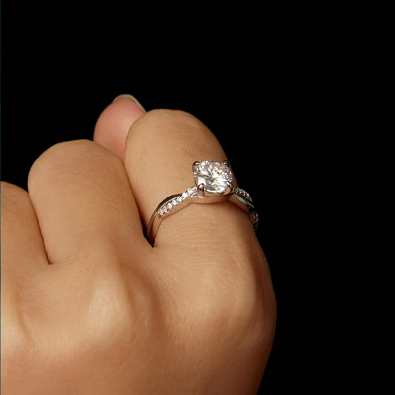 Anel Solitário Entrelaçado Moissanite Prata 925 Luar Eva