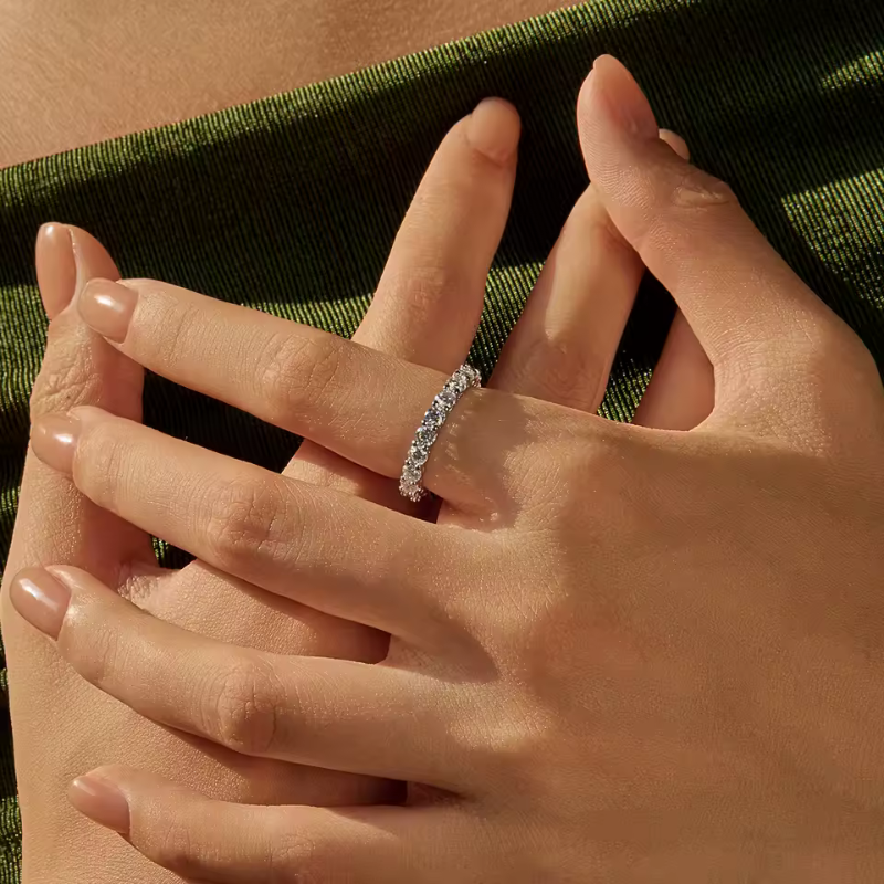 Anel Aliança Cravejada Moissanite com Banho Ouro 18K Luar Althea