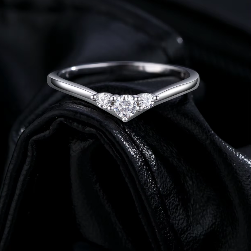 Anel Meia Aliança V Moissanite Prata 925 Luar Beatriz
