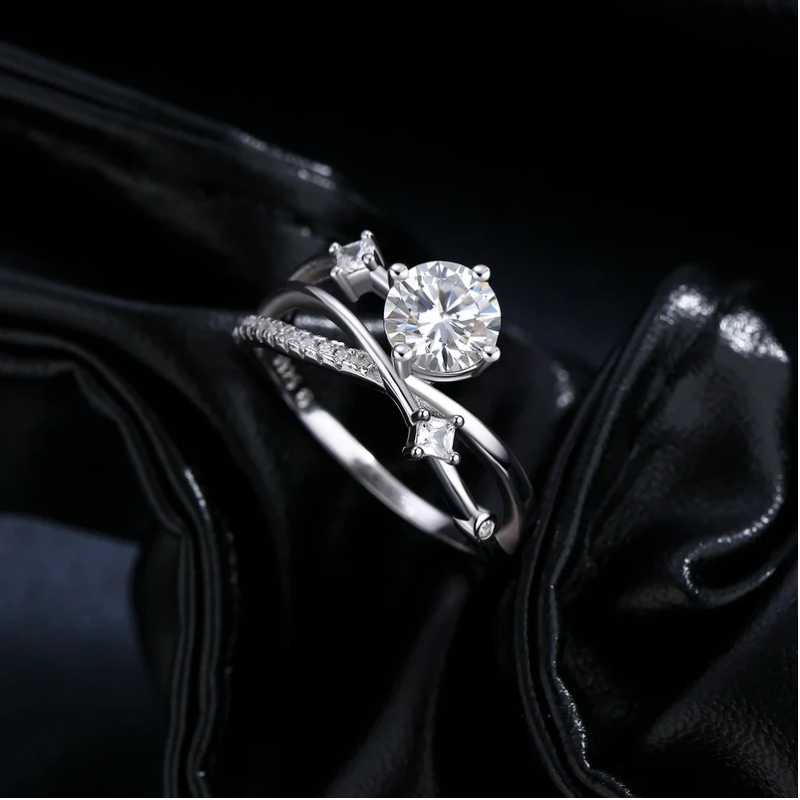 Anel Entrelaçado Moissanite com Banho de Ouro Prata 925 Luar Maia