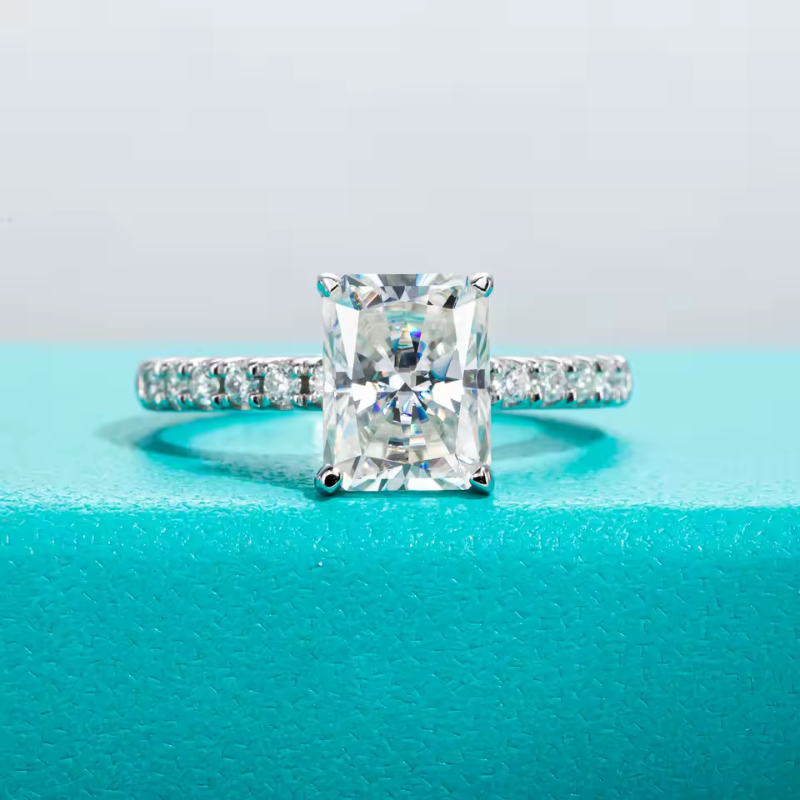 Anel Solitário Moissanite com Aro Cravejado Luar Valeria