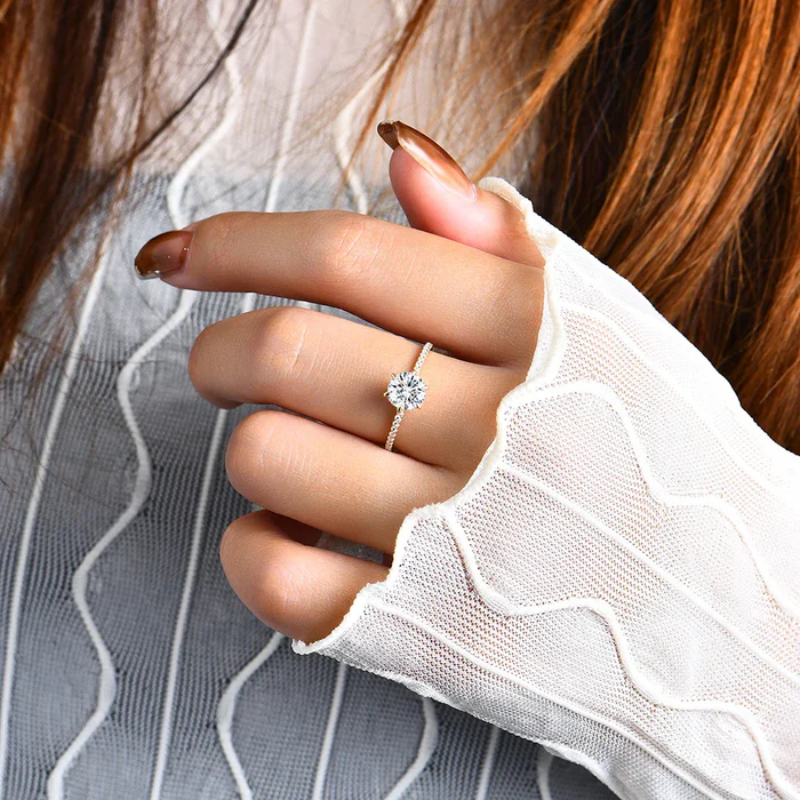 Anel Solitário Cravejado com Moissanite Banho Ouro 18K Luar Dama