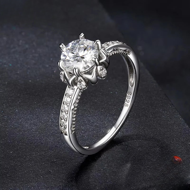 Anel Flor Moissanite Prata 925 com Banho Ouro Branco 18K Luar Rêve