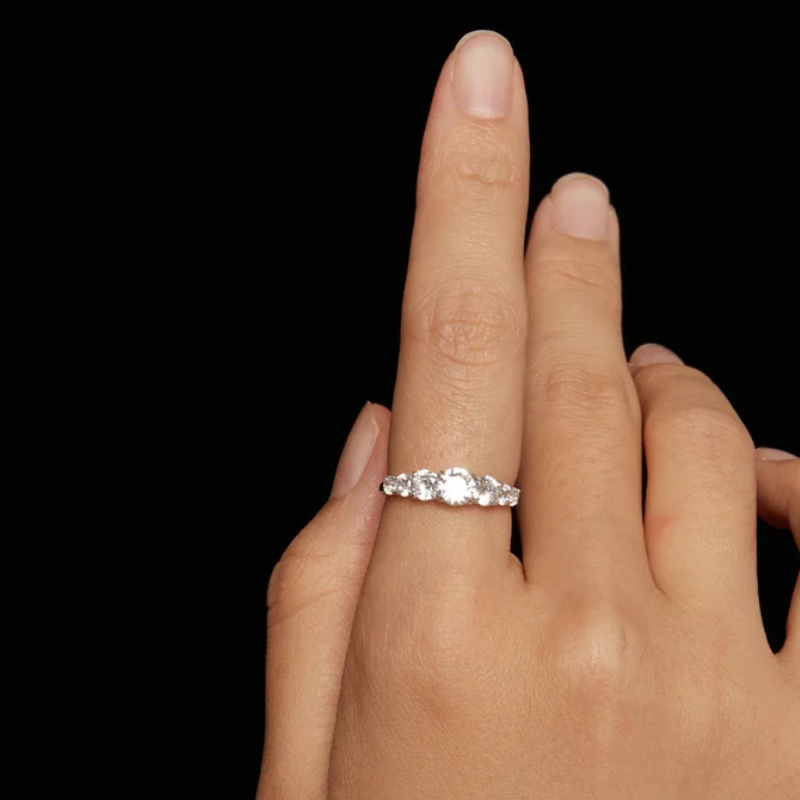 Anel Meia Aliança Moissanite Prata 925 Banho Ouro Branco 18K Luar Radiante