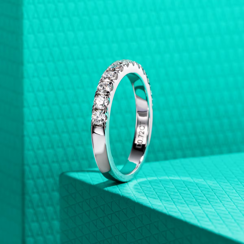 Anel Meia Aliança Moissanite Cravejado Luar Meia Lua