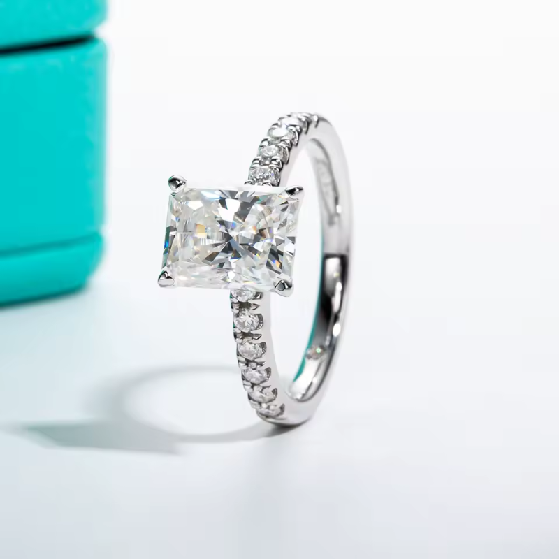 Anel Solitário Moissanite com Aro Cravejado Luar Valeria
