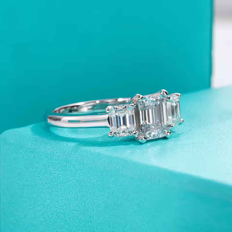 Anel Moissanite 3 Pedras Corte Esmeralda com Design Clássico Luar Heloise