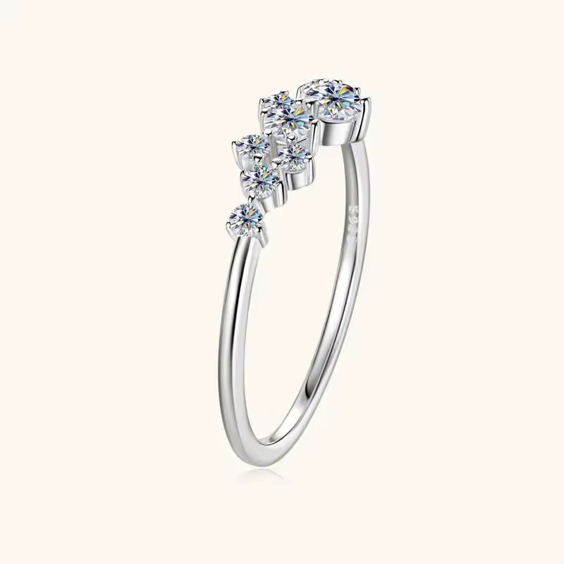 Anel Meia Aliança Constelação Moissanite Prata 925 Banho Ouro 18K Luar Lyra