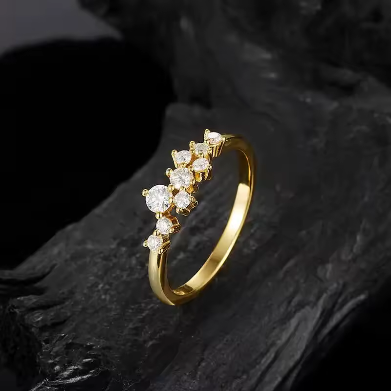 Anel Meia Aliança Constelação Moissanite Prata 925 Banho Ouro 18K Luar Lyra