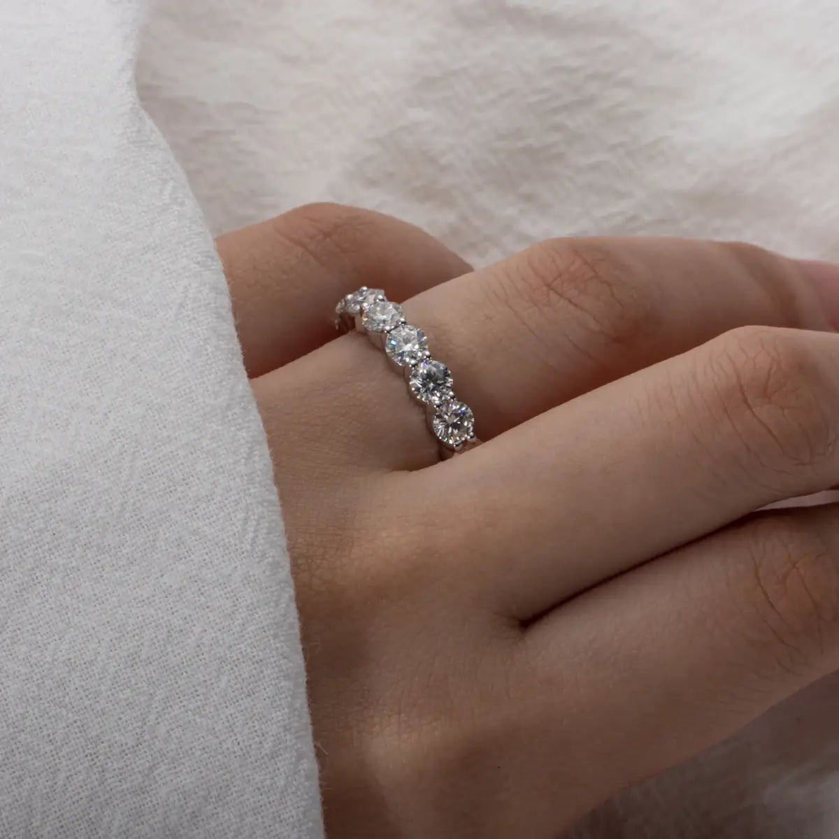 Anel Meia Aliança Cravejado Moissanite Prata 925 Luar Pamela