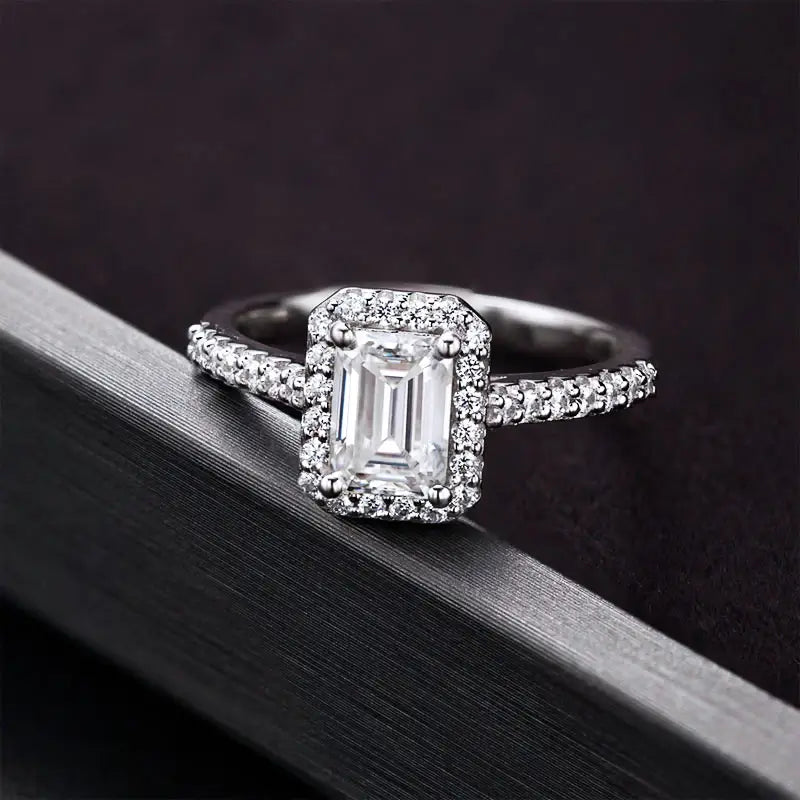 Anel Solitário Halo Moissanite Corte Esmeralda Luar Cristina