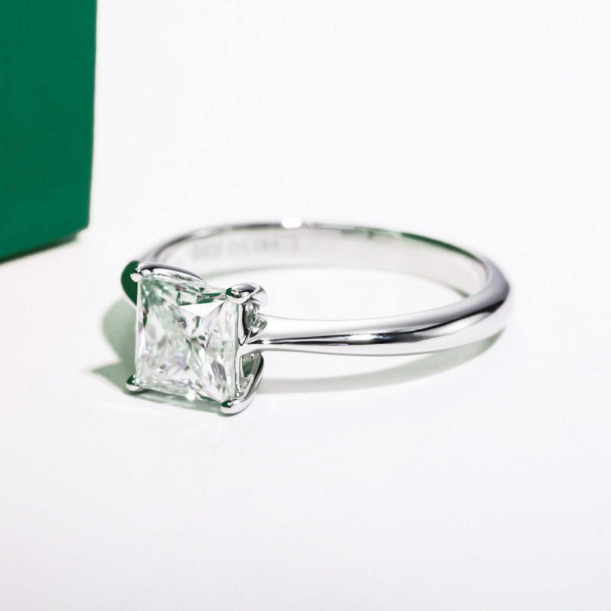 Anel Solitário Princess Moissanite Banho Ouro 18k Luar Sabrina