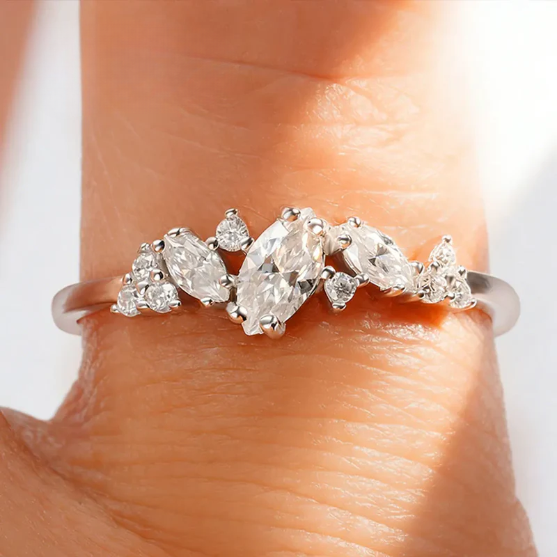 Anel Cluster Moissanite Prata 925 Banho Ouro Branco Luar Éloise