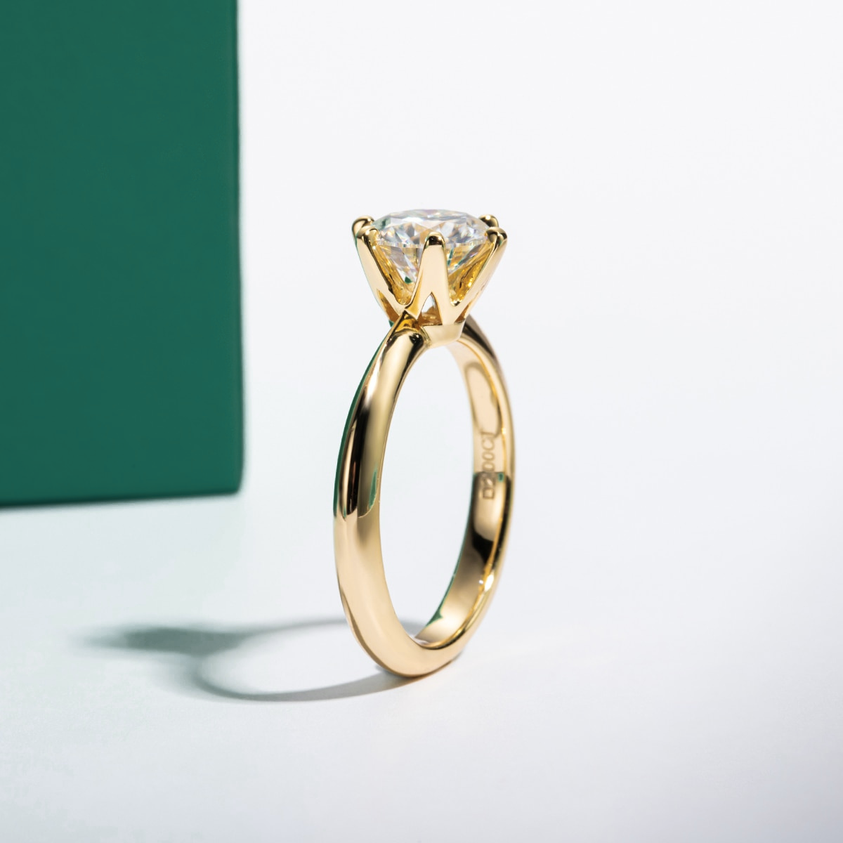 Anel Luar Essenza Dourada - Solitário com Moissanite Ouro 18k