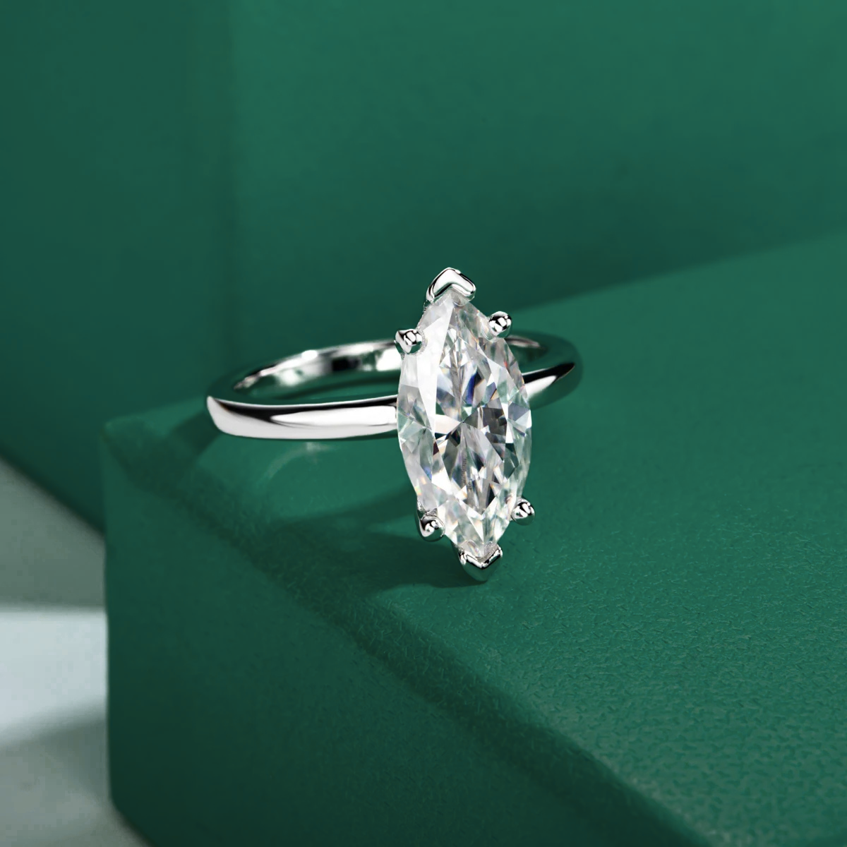 Anel Solitário Moissanite Elegante com Brilho Intenso Luar Íris
