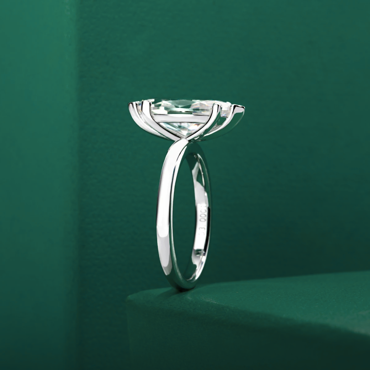 Anel Solitário Moissanite Elegante com Brilho Intenso Luar Íris