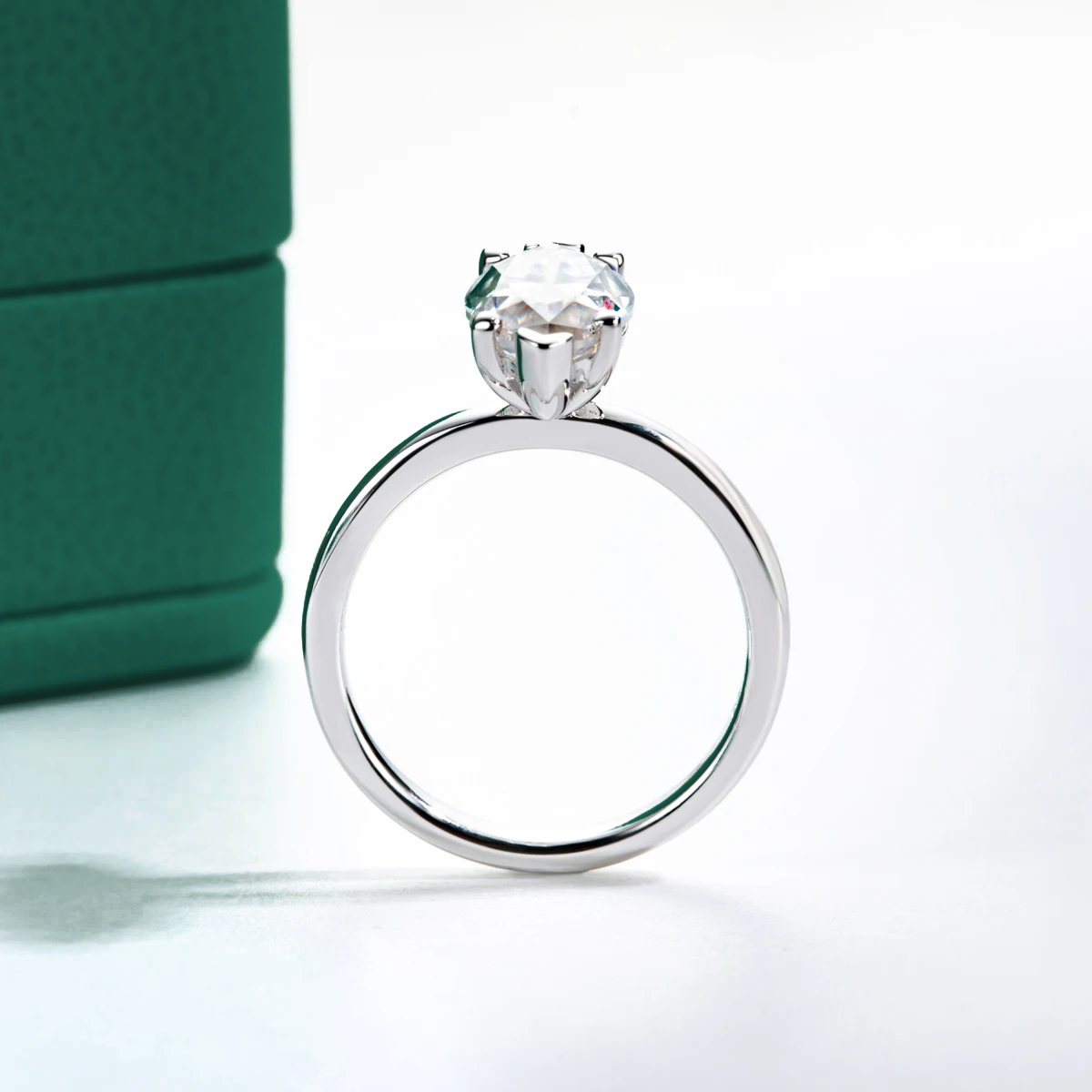 Anel Solitário Moissanite Elegante com Brilho Intenso Luar Íris