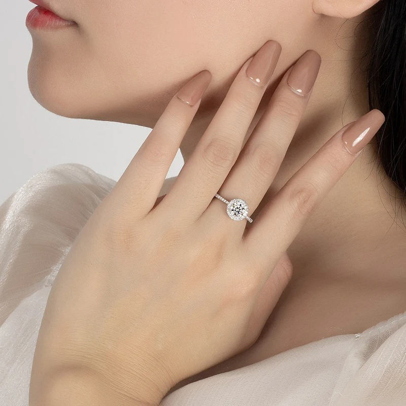 Anel Luar Cecilia – Solitário com Moissanite em Ouro 18k