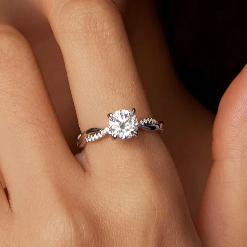 Anel Solitário Entrelaçado Moissanite Prata 925 Luar Eva