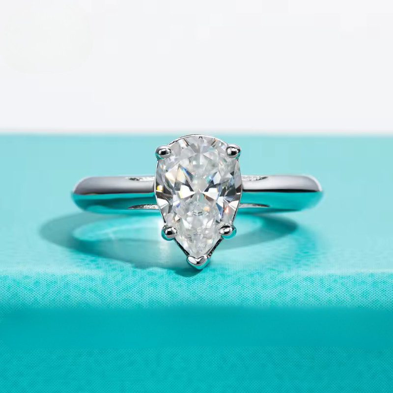 Anel Solitário Moissanite Corte Pera Clássico em Prata 925 Luar Talita