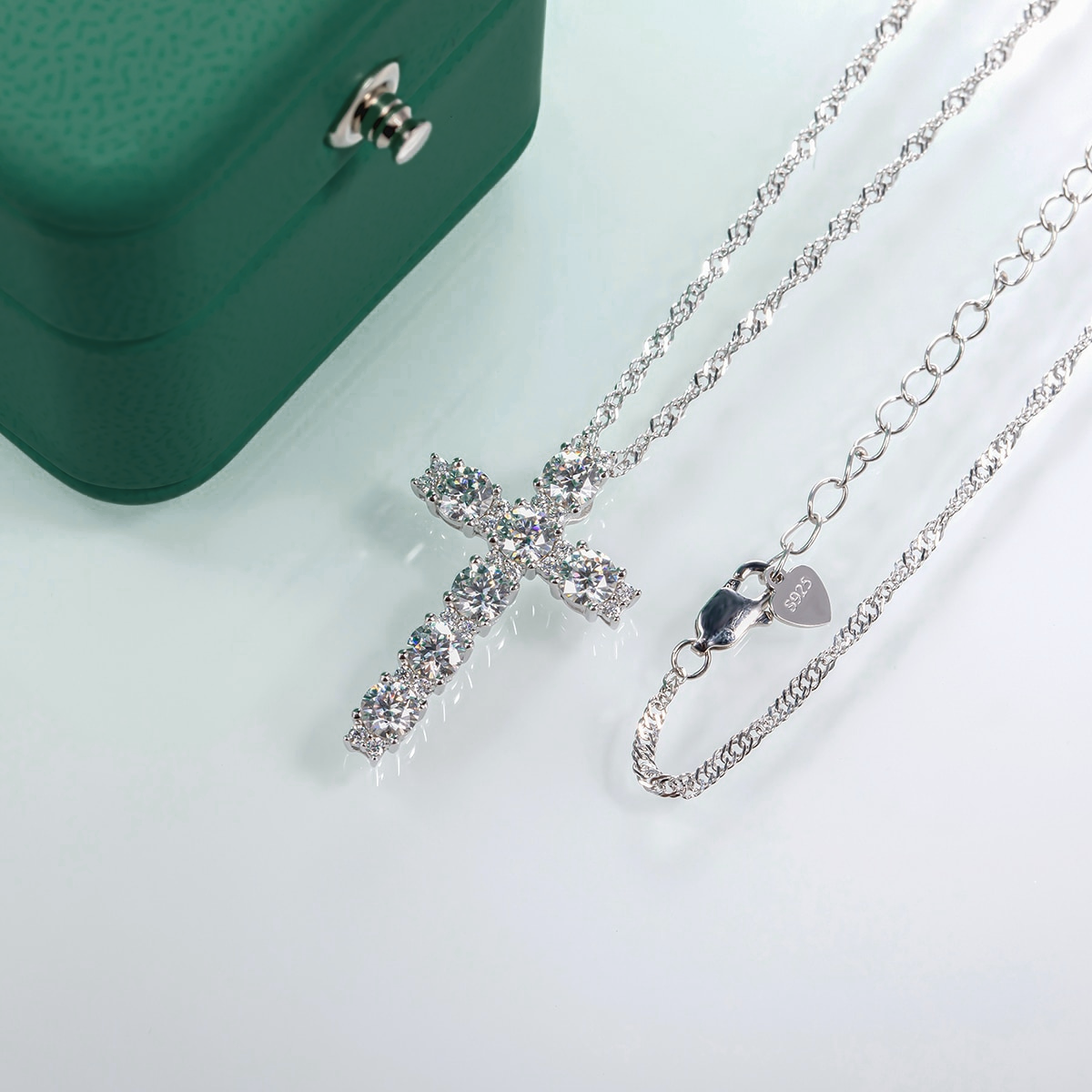 Colar Crucifixo Luxo em Prata 925 com Moissanite Luar Brilho Eterno Luar