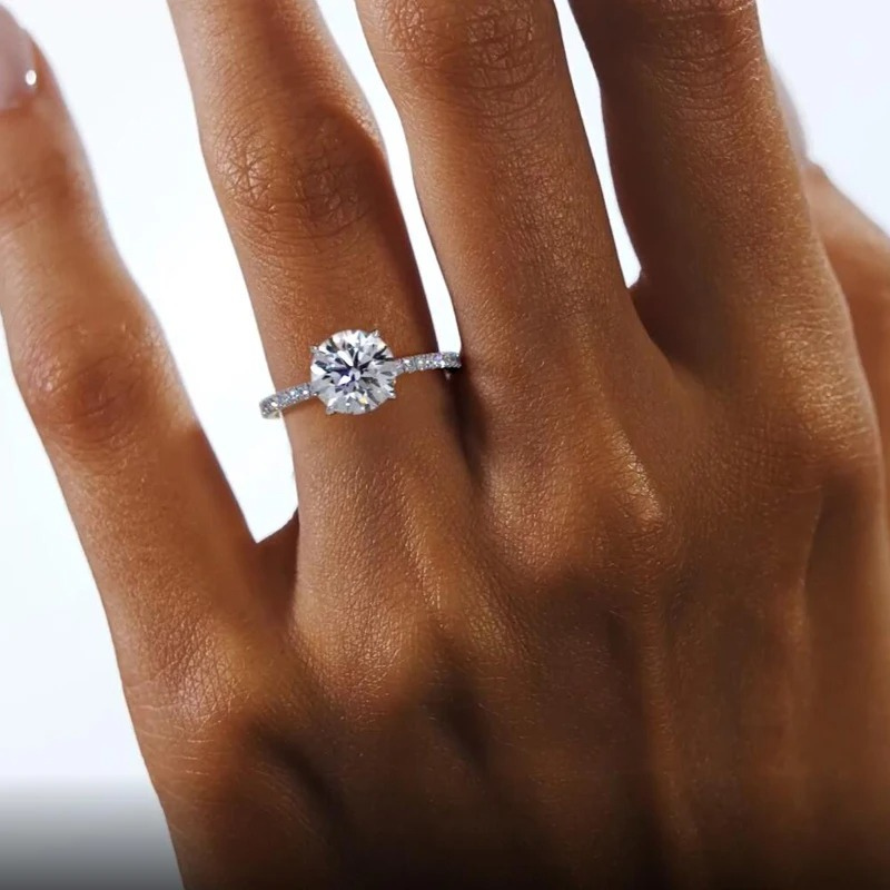 Anel Luar Amélia – Solitário com Moissanite Cravejado Ouro 18k