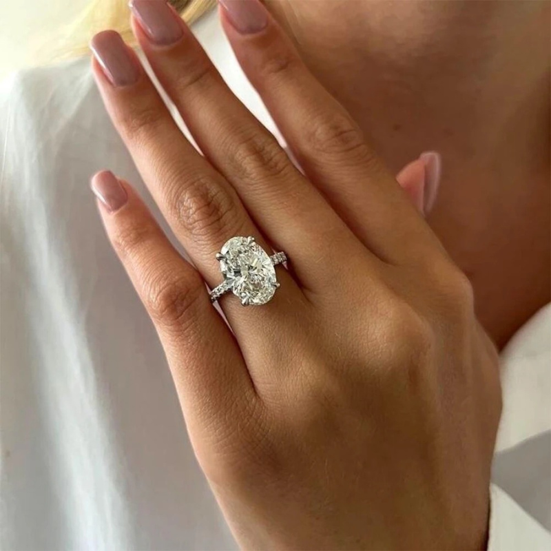 Anel Luar Celine – Solitário Oval com Moissanite Ouro Branco 18k
