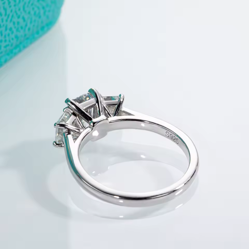 Anel Moissanite 3 Pedras Corte Esmeralda com Design Clássico Luar Heloise