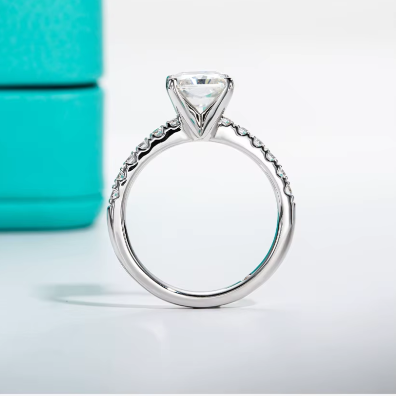 Anel Solitário Moissanite com Aro Cravejado Luar Valeria