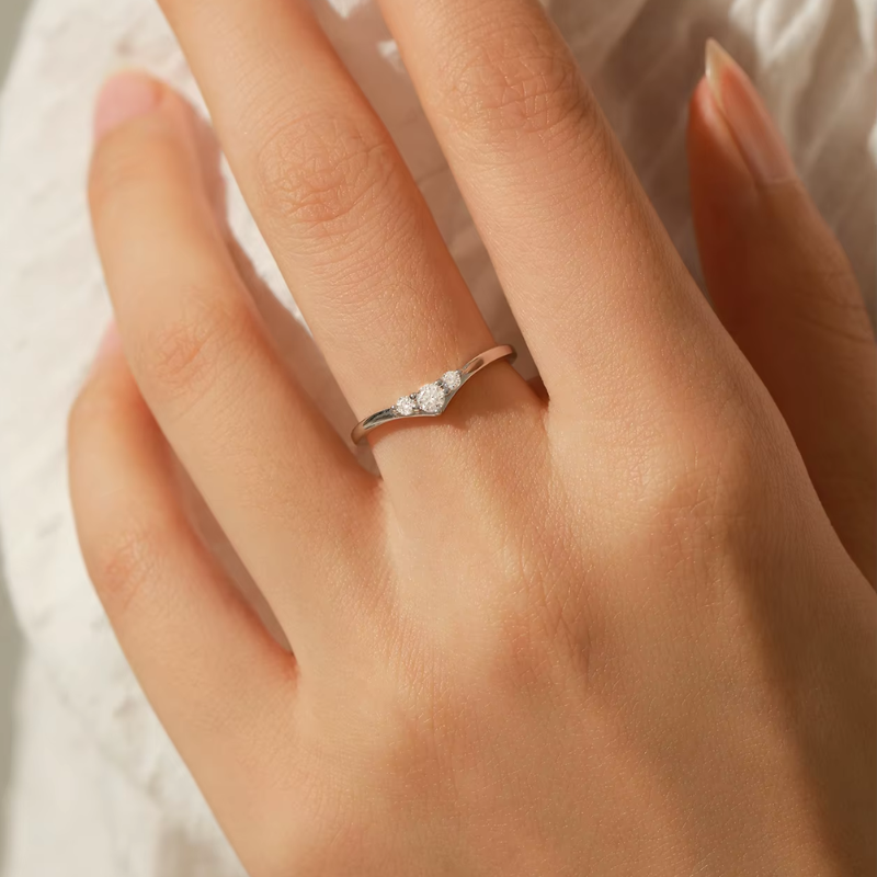 Anel Meia Aliança V Moissanite Prata 925 Luar Beatriz