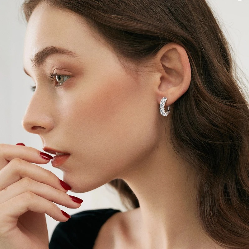 Brinco Luar Isis  – Argola com Moissanite em Ouro 18k