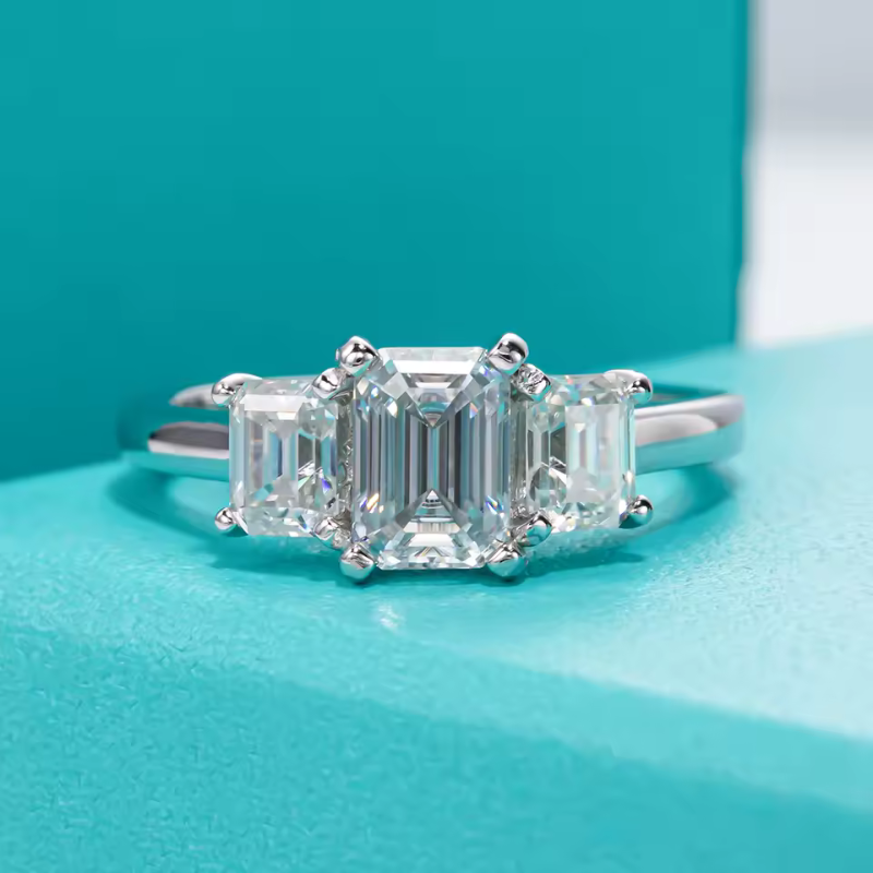 Anel Moissanite 3 Pedras Corte Esmeralda com Design Clássico Luar Heloise