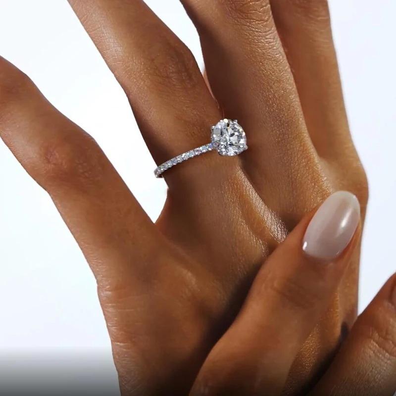 Anel Luar Amélia – Solitário com Moissanite Cravejado Ouro 18k
