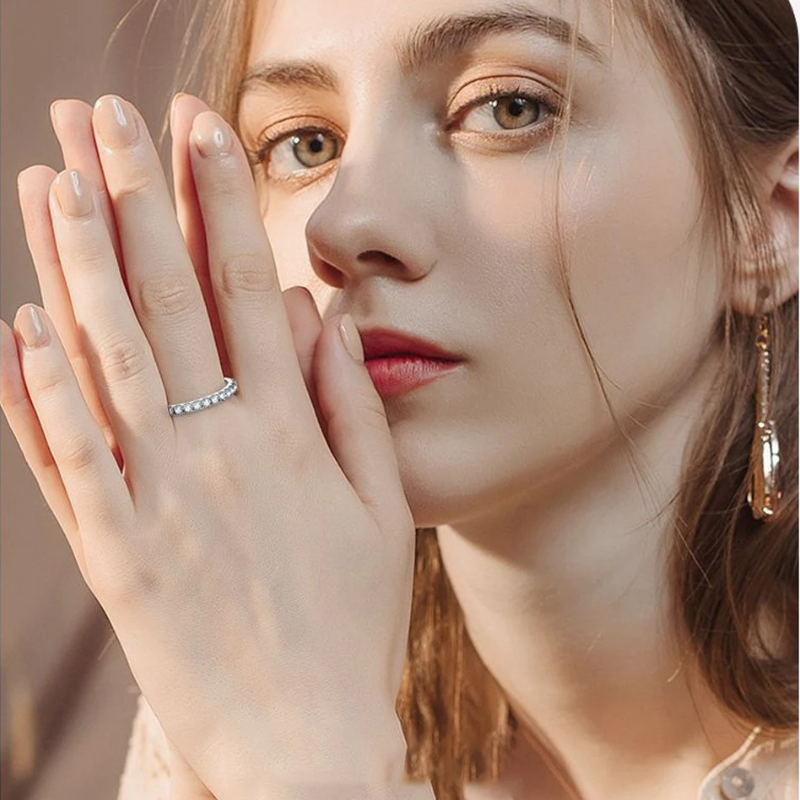 Anel Luar Éternelle – Aliança em Moissanite Ouro 18k