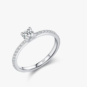 Anel Luar Dara – Solitário Essencial Brilhante com Moissanite Ouro 18k