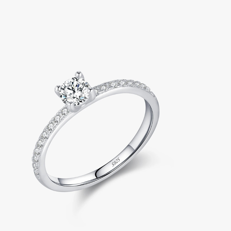 Anel Luar Dara – Solitário Essencial Brilhante com Moissanite Ouro 18k