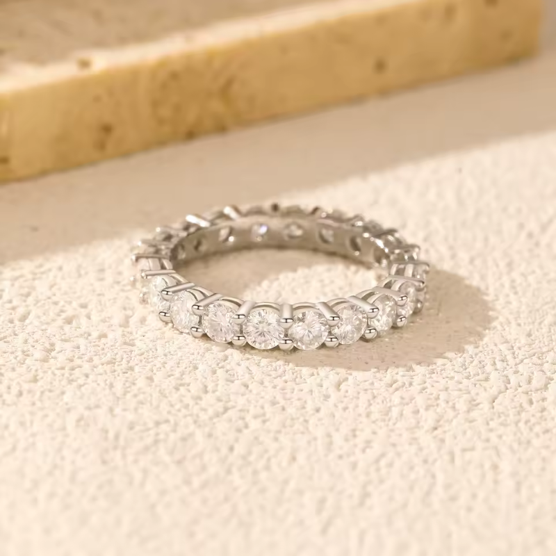 Anel Aliança Cravejada Moissanite com Banho Ouro 18K Luar Althea
