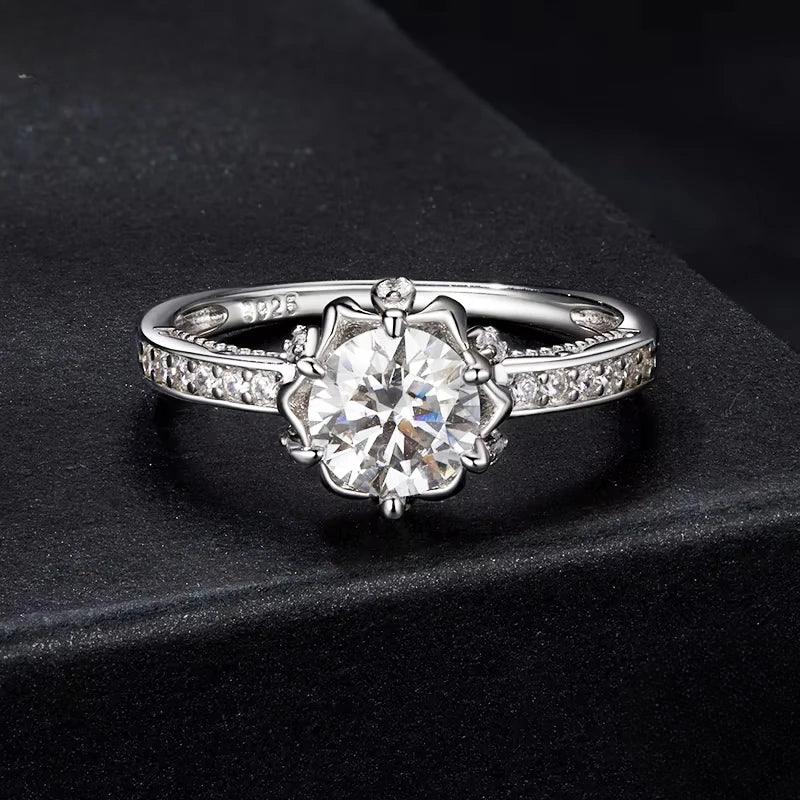 Anel Flor Moissanite Prata 925 com Banho Ouro Branco 18K Luar Rêve