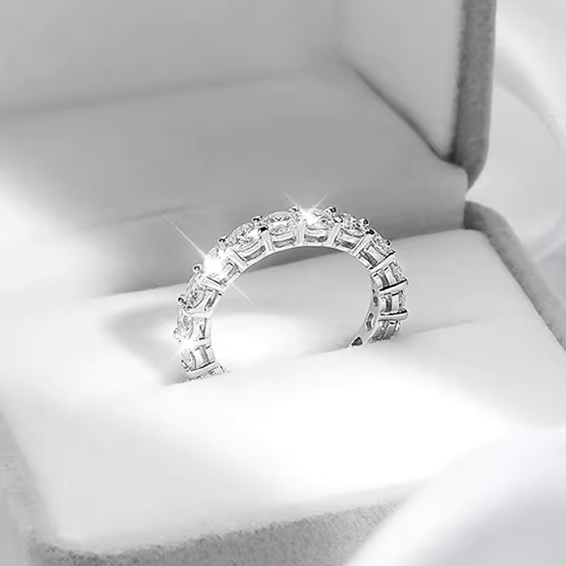 Anel Aliança Cravejada Moissanite com Banho Ouro 18K Luar Althea