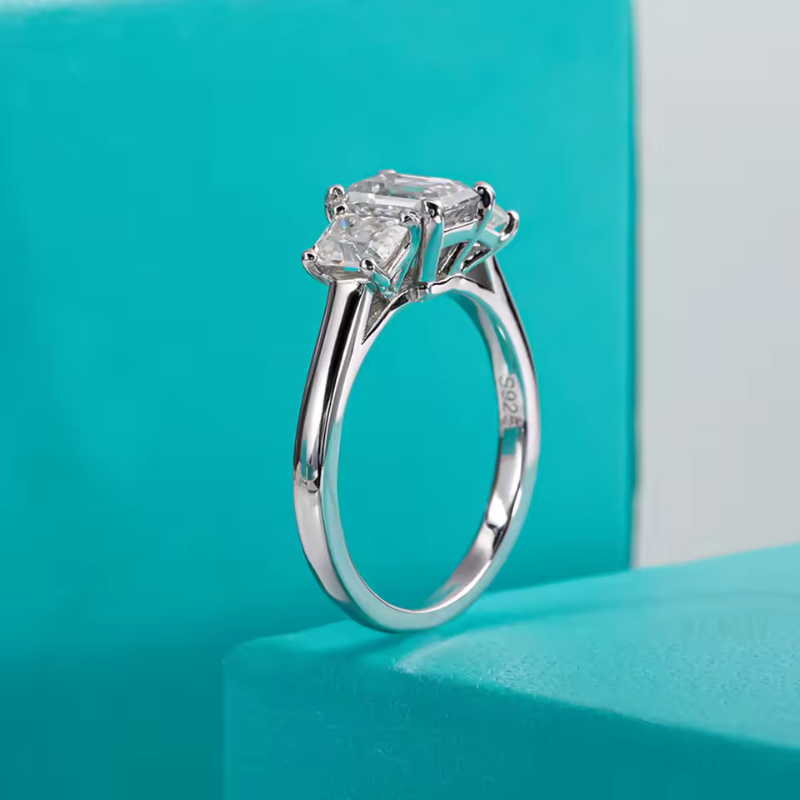Anel Moissanite 3 Pedras Corte Esmeralda com Design Clássico Luar Heloise