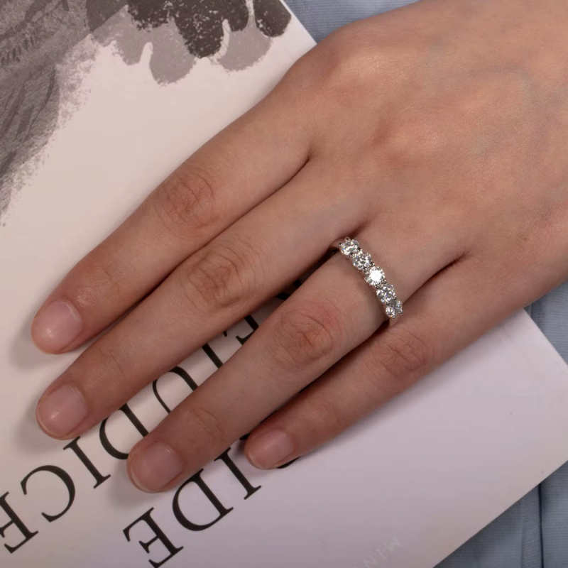 Anel Meia Aliança Cravejado Moissanite Prata 925 Luar Pamela