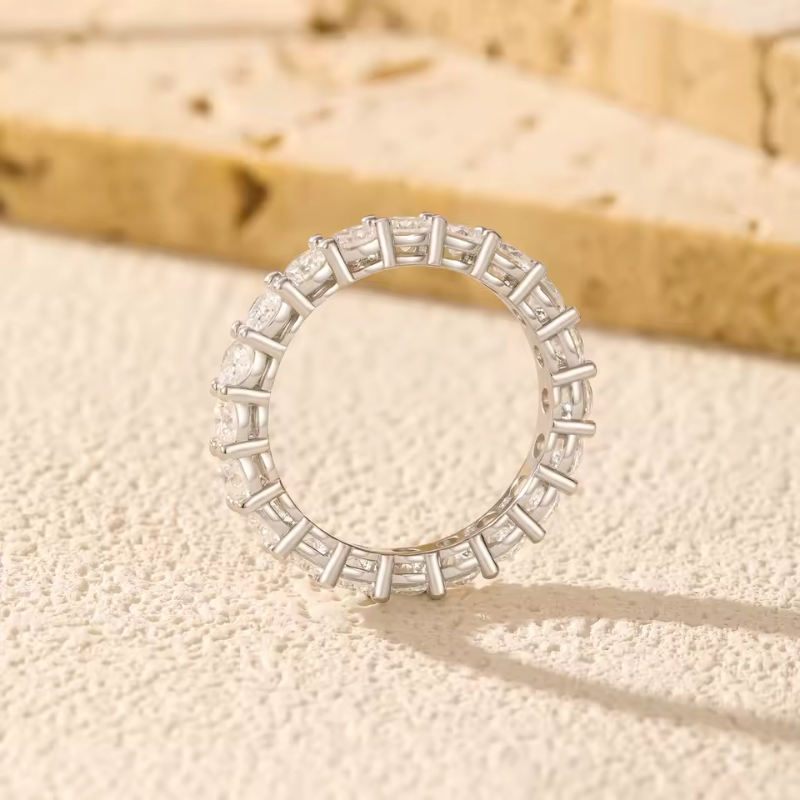Anel Aliança Cravejada Moissanite com Banho Ouro 18K Luar Althea
