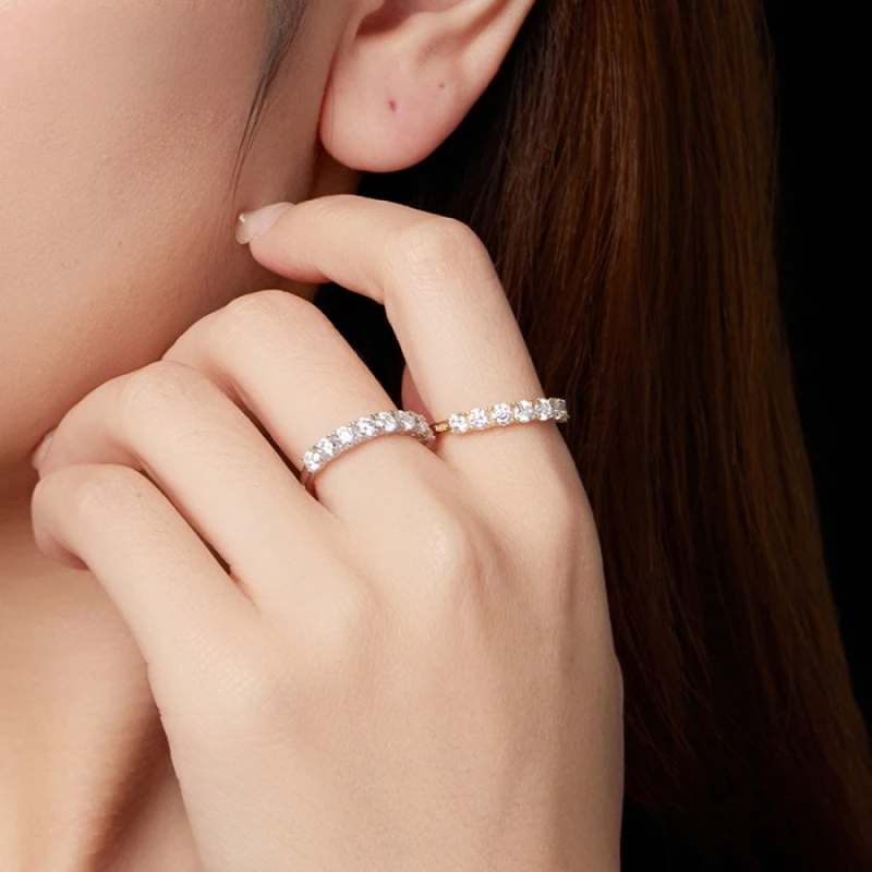 Anel Meia Aliança Moissanite em Prata 925 Cravejada Banho De Ouro 18K Luar Soraya