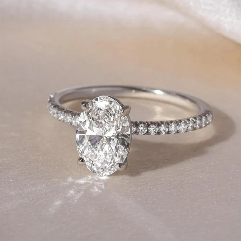 Anel Luar Celine – Solitário Oval com Moissanite Ouro Branco 18k