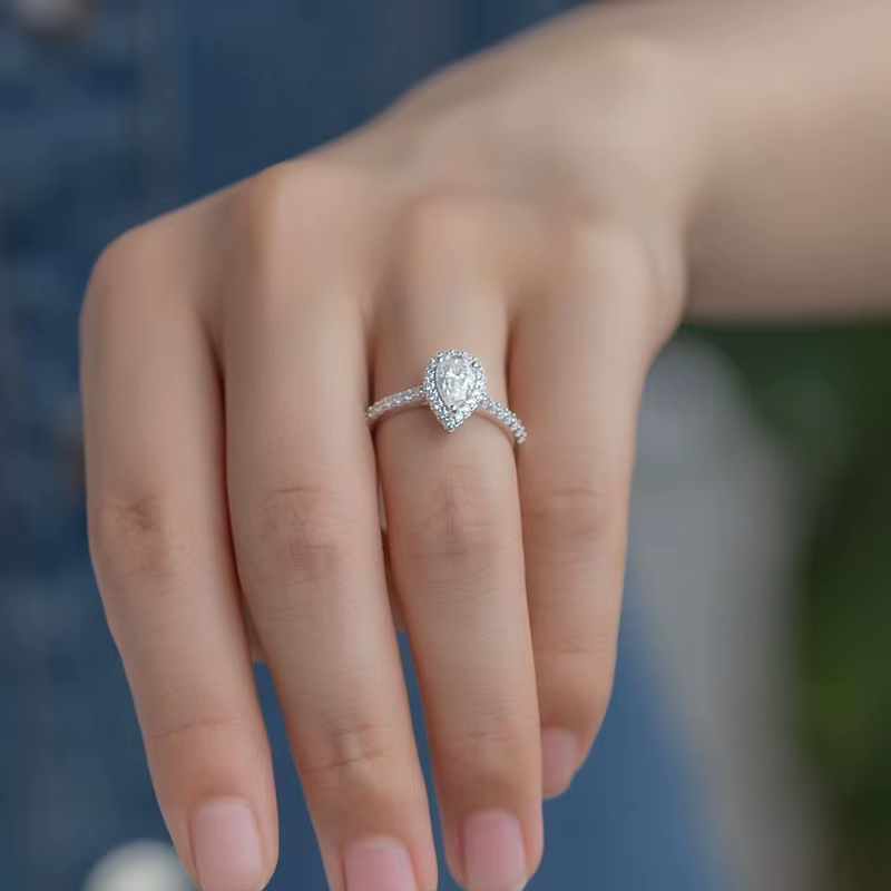 Anel Solitário Moissanite Corte Pera Cravejado Luar Andreia