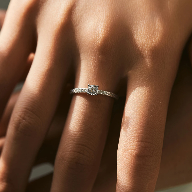 Anel Luar Dara – Solitário Essencial Brilhante com Moissanite Ouro 18k